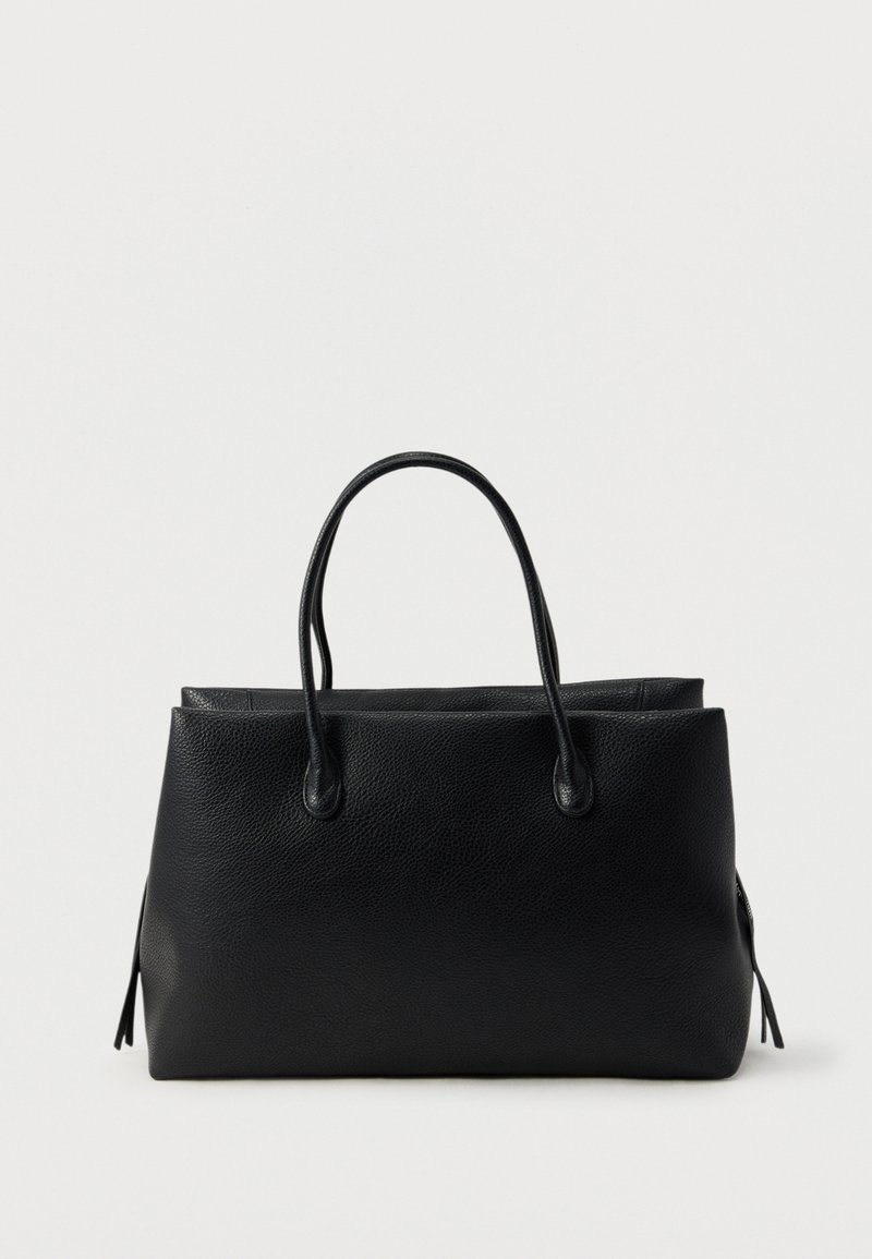 Μαύρη δερμάτινη τσάντα ώμου με δύο λαβές, ορθογώνιο σχήμα και απλή, υφασμένη επιφάνεια σε λευκό απλό φόντο.