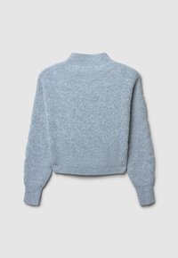 Pull court bleu clair avec un motif texturé, col côtelé et manches longues. Matière en tricot doux, présentant un design en torsade sur l'ensemble.