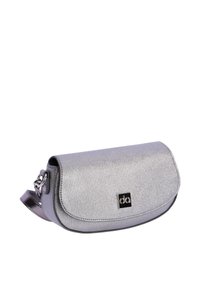 Bolso bandolera sintético plateado con acabado texturizado, cierre de solapa y acento de logo. Cuenta con una correa desmontable para mayor versatilidad.