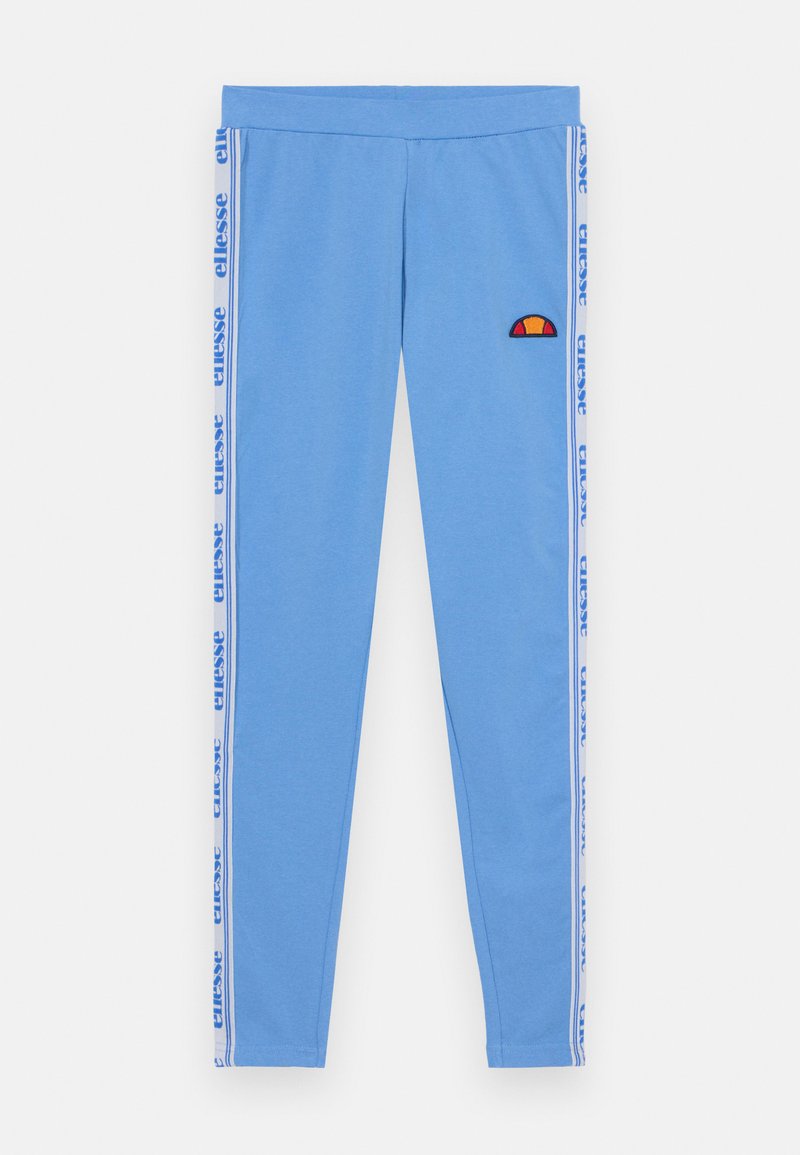 Modre športne legice s prilegajočim dizajnom, elastiko v pasu in belimi stranskimi črtami, ki vsebujejo ime blagovne znamke. Vključuje tudi majhen logotip.