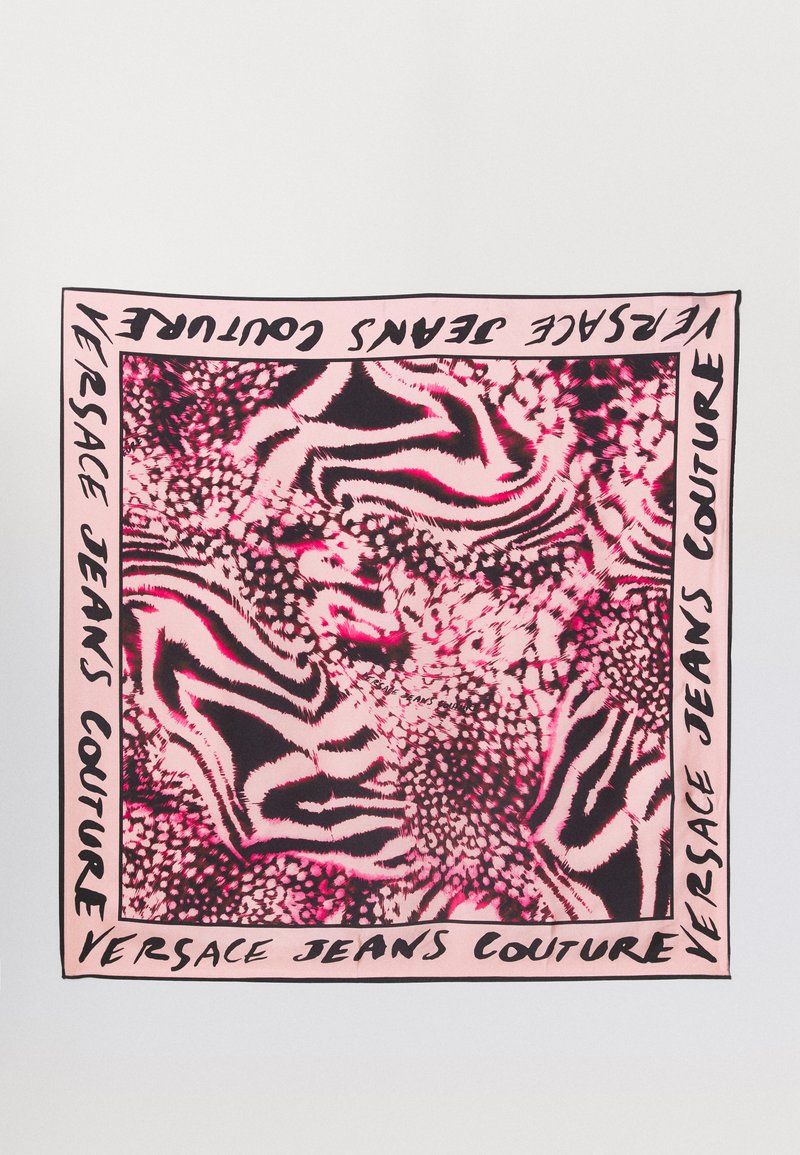 Roza in črna šal s vzorcem, ki vsebuje spiralne oblike in motivi, podobni živalim, z napisom "Versace Jeans Couture" ob robu.