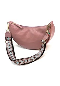 Roze leren handtas met een gebogen vorm, ritsluiting en een decoratieve strap met een patroon in zwart, roze en blauwe elementen. Gouden hardware accenten.