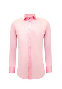 Lichtroze langslavende shirt met een kraag, knoopsluiting aan de voorkant en lichtroze knopen. De stof lijkt glad met een lichte glans.