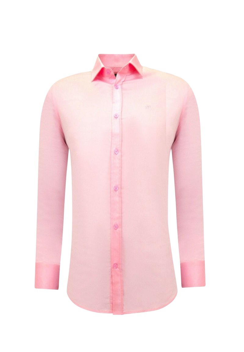 Lichtroze langslavende shirt met een kraag, knoopsluiting aan de voorkant en lichtroze knopen. De stof lijkt glad met een lichte glans.