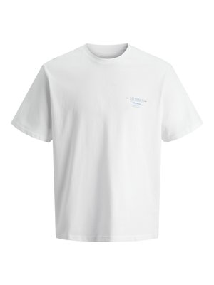 Λευκό T-shirt με κοντό μανίκι και μικρό ανοιχτό μπλε κείμενο που γράφει "MIDTOWN Memento" στην αριστερή πλευρά του στήθους, απλό φόντο.