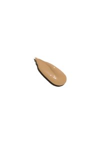 Beige foundation swatch med en glat, cremet konsistens, let glansende finish og en tåreformet form mod en hvid baggrund.