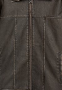 Veste zippée en simili cuir marron avec une surface texturée, comportant deux poches avant et des coutures visibles le long des seams.