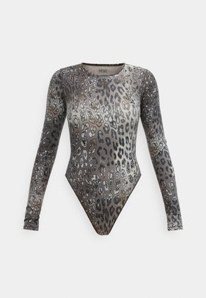 Bodysuit dugih rukava s uzorkom leopard u kombinaciji smeđih i crnih tonova. Izrađen od rastezljivog materijala s visokim izrezom na nogama.