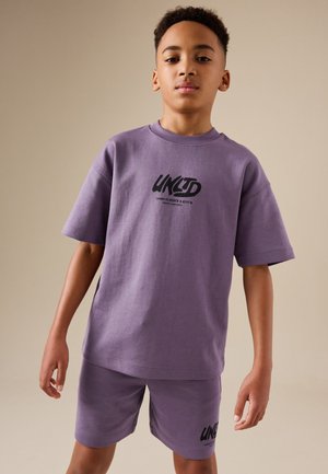 Next, REGULAR FIT - HEAVYWEIGHT SHORT SLEEVE T-SHIRT AND SHORTS SET  . - Jogginghose - mauve purple