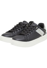 Sneaker in pelle nera con suola in gomma bianca, dotate di lacci neri, una striscia di accento argento e dettagli texturizzati sulla parte superiore.