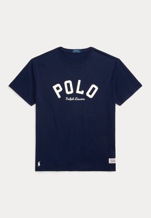 Camiseta de algodón navy con destacado texto blanco "POLO" y logotipo de "Ralph Lauren". Mangas cortas con pequeño acento de logotipo en el dobladillo.