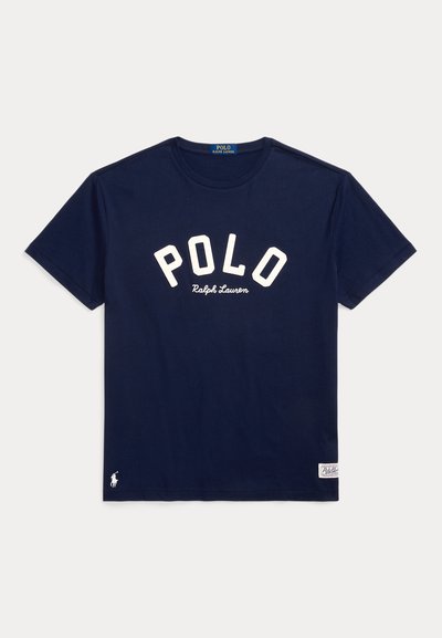 Camiseta de algodón navy con destacado texto blanco "POLO" y logotipo de "Ralph Lauren". Mangas cortas con pequeño acento de logotipo en el dobladillo.