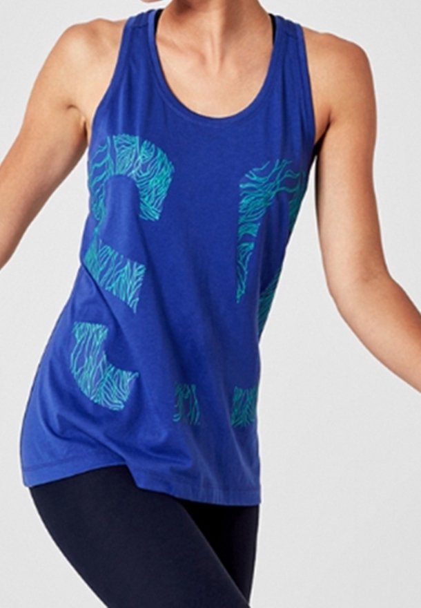 Débardeur bleu en tissu doux, avec de grandes lettres vertes texturées sur le devant. Ourlet incurvé et design sans manches pour plus de confort.