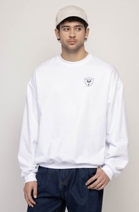 Sweatshirt branco com gola redonda e mangas longas, apresentando um logótipo azul em forma de escudo com o texto "Tennis Club". Usado com calças de ganga.