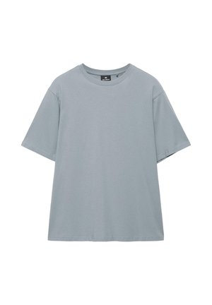 Obična svjetlosiva majica kratkih rukava s okruglim izrezom, ležernog kroja i vidljivim šavovima na rukavima i rubu.