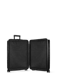 Valise noire à coque rigide, avec un design ouvert et un revêtement en tissu. Comprend une poignée rétractable et quatre roues.