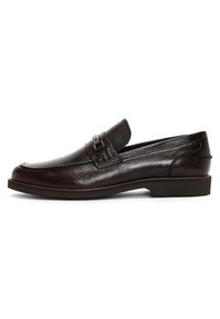 Donkerbruine leren loafers met een gestructureerde afwerking, met een slank ontwerp, een decoratieve band en een lage profielzool.