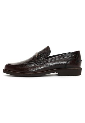 Donkerbruine leren loafers met een gestructureerde afwerking, met een slank ontwerp, een decoratieve band en een lage profielzool.