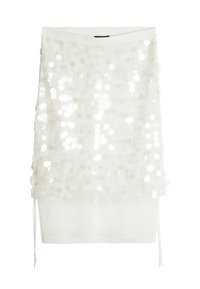 Biała spódnica z warstwą cekinów, luźny krój i sznurkami po bokach. Gładka podszewka o miękkiej fakturze.