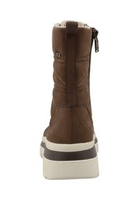 Stivale alla caviglia marrone con tomaia in suede texture, colletto imbottito e chiusura con zip. Presenta una suola intermedia bianca a contrasto e una suola in gomma.