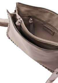 Borsa a mano in pelle rosa chiaro con dettagli intrecciati, scomparti con zip e fodera interna liscia. Presenta una tracolla e accessori in metallo.