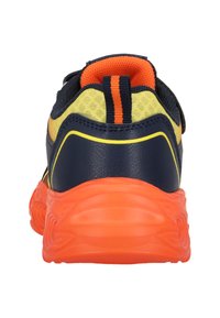 Sko til sport med mørkeblå overdel, gule accenter og en struktureret orange sål. Har en polstret krave og en løkke bagpå.
