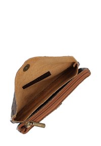 Læderpung i mørkebrun med beige indre. Den har lynlåslukning og trykknap og fremviser en glat tekstur og minimal syning.