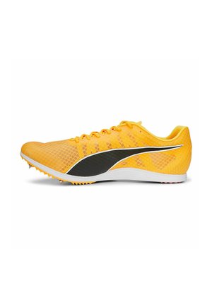 Scarpe da corsa gialle con una tomaia in mesh, dettagli neri e suola chiodata. Presentano un design snello e una finitura texturizzata per una migliore aderenza.