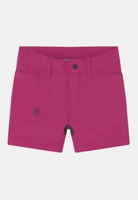 Pantalones cortos rosa hechos de tela ligera, con cierre de botón, bolsillos en ángulo y un pequeño logo en el lado izquierdo frontal.