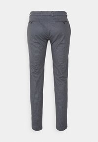 Pantalon slim-fit bleu foncé, tissu texturé à petit motif à carreaux. Comprend deux poches arrière avec boutons et une taille avec passants pour ceinture.