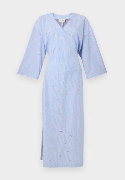 Μπλε και λευκό ριγέ φόρεμα με V-λαιμόκοψη, μανίκια τριών τετάρτων και μοτίβα χρυσών ημισεληνοειδών. Πλευρική σχισμή για ευκολία στην κίνηση.