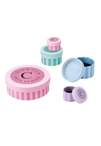 Set di cinque scatole regalo rotonde in colori pastello: rosa con righe, verde menta e lavanda. Ognuna presenta un logo sul coperchio.