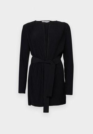 Schwarzes plissiertes Kleid mit langen Ärmeln, Rundhalsausschnitt und einem passenden Stoffgürtel in der Taille. Glatte Textur und taillierte Passform.
