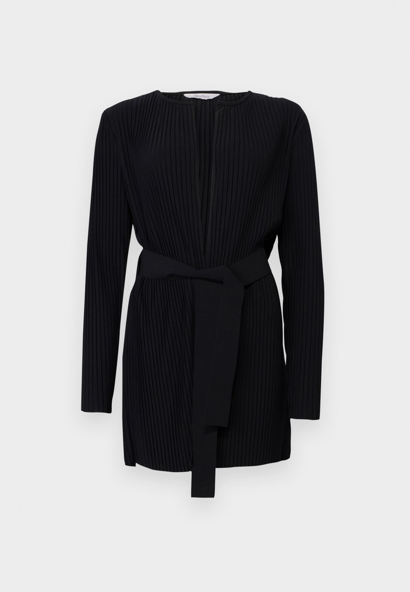 Schwarzes plissiertes Kleid mit langen Ärmeln, Rundhalsausschnitt und einem passenden Stoffgürtel in der Taille. Glatte Textur und taillierte Passform.
