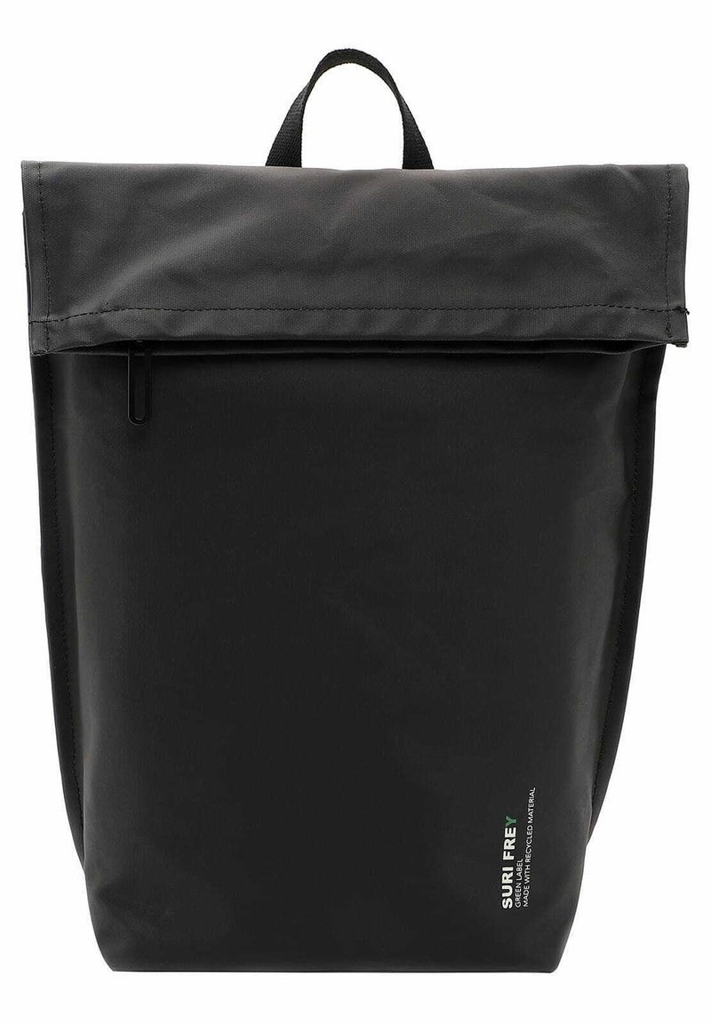 Sac à dos noir à rabat enroulable, fabriqué en tissu résistant, avec une poignée supérieure, une fermeture éclair et un détail de logo discret sur le côté.