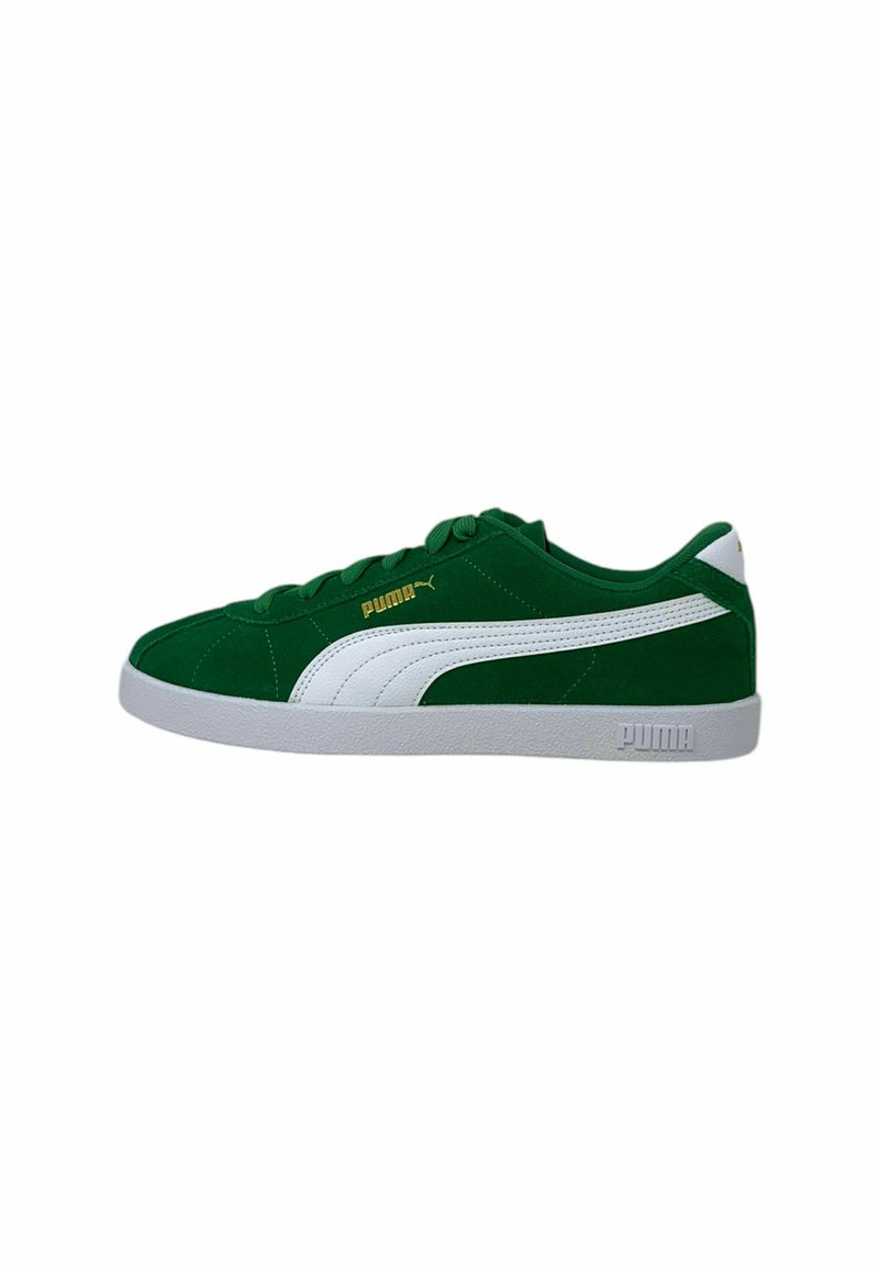 Zapatillas de gamuza verde con acentos blancos, que cuentan con un collar acolchado, cordones planos y una suela de goma texturizada. Marca dorada en el lateral.