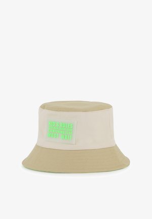 Chapeau bob beige en tissu avec un large bord, comportant un patch rectangulaire vert fluo avec le texte : « LES RÈGLES DES ENFANTS JOUER-COURIR-RIRE-SAUTER TOUT LE RESTE DOIT ATTENDRE. »