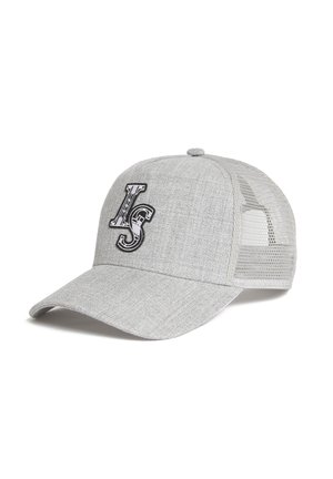 Lichtgrijze baseballpet met een mesh achterkant en zwart geborduurd "LS"-logo op het voorpaneel, schuin geplaatst om de rechterkant te tonen.