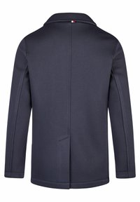 Dunkelblauer Mantel mit strukturiertem Kragen, Fischgrätmuster, einem Schlitz hinten und ohne sichtbare Verschlüsse. Maßgeschneiderte Passform und lange Ärmel.