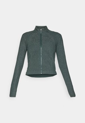 Tmavo zelená, priliehavá bunda na zips s vysokým golierom, hladkou textúrou a jemným leskom; má dlhé rukávy a zaoblený lem.