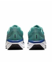 Zapatillas de correr turquesa y blancas con parte superior de malla texturizada, cuello acolchado y un patrón de suela pronunciado, con acentos azules en el talón.