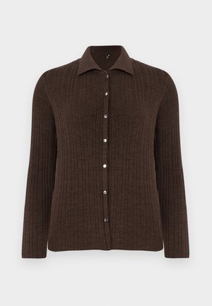 Cardigan marron à côtes avec un col, fermeture à boutons et manches longues. Tissu texturé avec des boutons argentés.