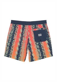 Costumi da bagno colorati con un motivo geometrico in arancione, blu e verde. Presentano una vita elastica e una tasca sul retro di un blu navy solido.