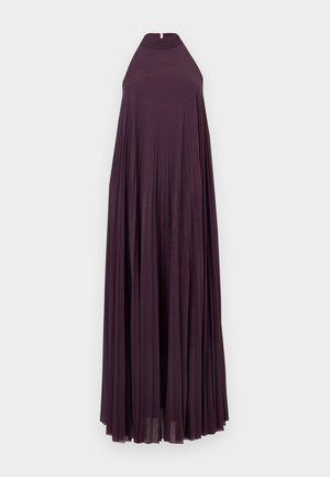Vestido sin mangas, de cuello alto y largo hasta el suelo en color ciruela, con tela plisada y un pequeño cierre de botón en la parte posterior del escote.