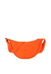 Bolsa de cinturón de tela naranja con forma curva, correa ajustable y sutil marca LOIS. Textura suave con detalle de cierre de cremallera.