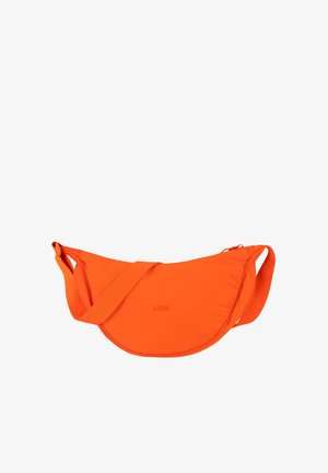 Bolsa de cinturón de tela naranja con forma curva, correa ajustable y sutil marca LOIS. Textura suave con detalle de cierre de cremallera.