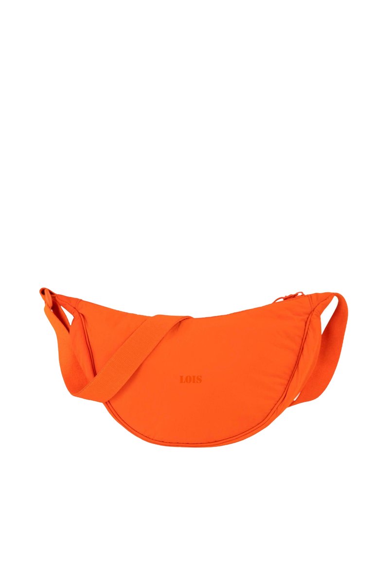 Bolsa de cinturón de tela naranja con forma curva, correa ajustable y sutil marca LOIS. Textura suave con detalle de cierre de cremallera.