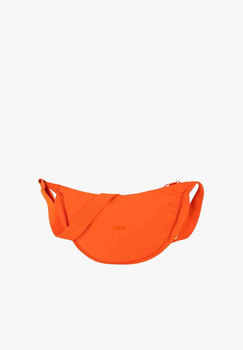Bolsa de cinturón de tela naranja con forma curva, correa ajustable y sutil marca LOIS. Textura suave con detalle de cierre de cremallera.