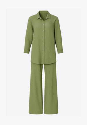 Zweiteiliges Outfit in Olivgrün, bestehend aus einem langärmligen Hemd mit Kragen und Knopfleiste sowie weitem Hosenbein, aus strukturiertem Stoff.