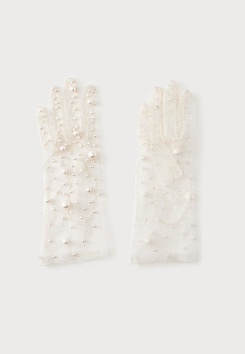Gants blancs transparents ornés de petites et grandes perles réparties uniformément sur le tissu.
